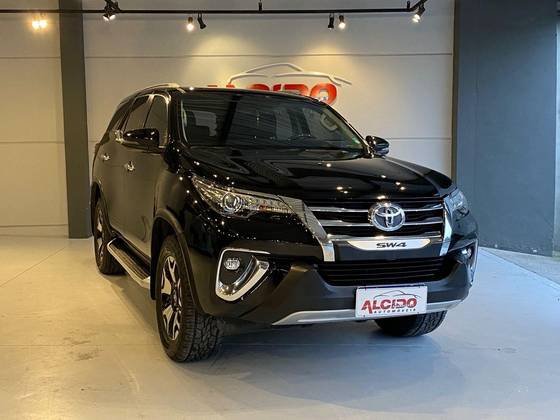 TOYOTA HILUX SW4 2.8 SRX 4X4 7 LUGARES 16V TURBO INTERCOOLER DIESEL 4P AUTOMÁTICO